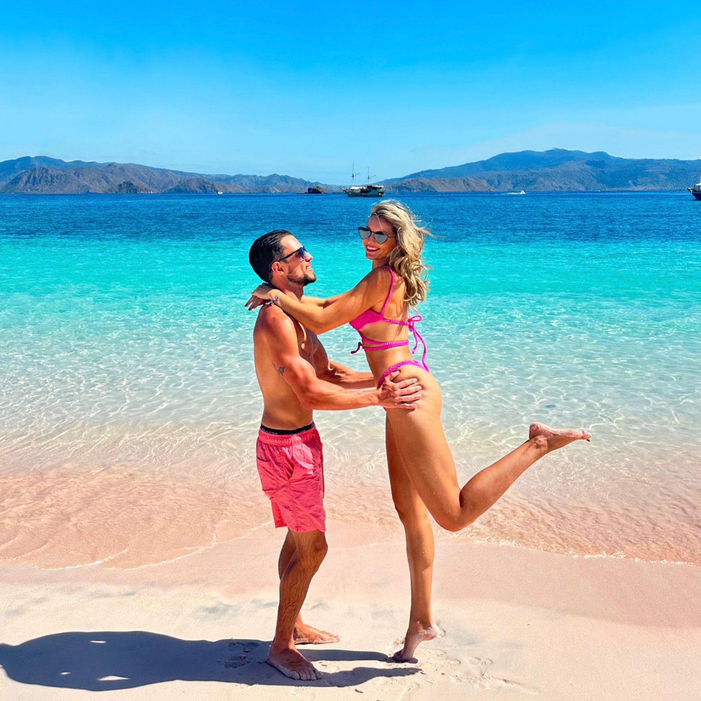 Casal Sem Agência em praia de areia rosa
